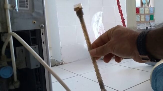 Geladeira vazando água